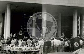 Manifestação em frente ao Palácio da Justiça (Porto Alegre-RS, 1992) [fotografia] / Fotógrafo(a) : Débora Lerrer. -- Ref.: BR-SPMST_MST-SN-CIN_AMP_000462-002699-AMT.