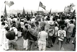 Caminhada São Paulo - Jundiaí (Jundiaí-SP, nov. 1993) [fotografia] / Fotógrafo(a) : Douglas Mansur. -- Ref.: BR-SPMST_MST-SN-CIN_AMP_001428-011608-MAC.