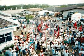 Protesto contra a prisão de Jaime, Claudio e Carlos em frente ao fórum (São Bento da Uma-PE, 20 ago. 1998) [fotografia] / Fotógrafo(a) : Arquivo MST. -- Ref.: BR-SPMST_MST-SN-CIN_AMP_000547-003077-AMT.