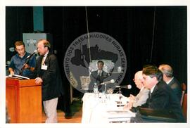 Tribunal Internacional dos Crimes do Latifúndio e da Política Governamental de Violação dos Direitos Humanos (Curitiba-PR, 02 mai. 2001) [fotografia] / Fotógrafo(a) : Douglas Mansur. -- Ref.: BR-SPMST_MST-SN-CIN_AMP_000134-000945-ACS.