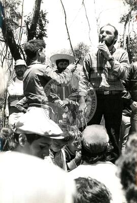 Protesto contra a violência da PM na "Fazenda Annoni" (Rio Grande do Sul, 19 out. 1986) [fotografia] / Fotógrafo(a) : Jussara Veron. -- Ref.: BR-SPMST_MST-SN-CIN_AMP_000454-002651-AMT.