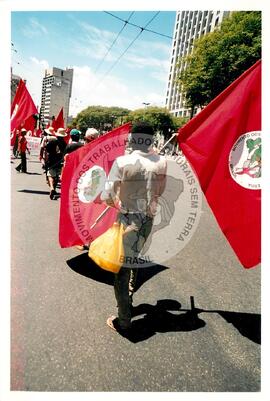 Mobilização para Marcha das Mulheres do acampamento "Terra sem males" do MST na Praça da Sé (São Paulo-SP, 08 mar. 2002) [fotografia] / Fotógrafo(a) : Arquivo MST. -- Ref.: BR-SPMST_MST-SN-CIN_AMP_000399-002288-AMT.