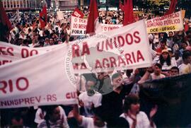 Manifestação contra o Massacre do Eldorado dos Carajás (Rio Grande do Sul, [sem data]) [fotografia] / Fotógrafo(a) : [sem autoria]. -- Ref.: BR-SPMST_MST-SN-CIN_AMP_000473-002750-AMT.