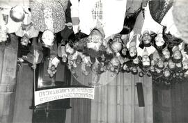 Missa de 30 dias da morte do Padre Josimo Moraes Tavares na Catedral da Sé (São Paulo-SP, 08 jun. 1986) [fotografia] / Fotógrafo(a) : Douglas Mansur. -- Ref.: BR-SPMST_MST-SN-CIN_AMP_000368-001776-AMT.