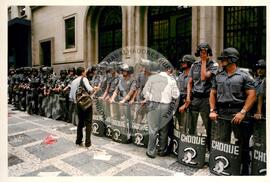 Mobilização (São Paulo-SP, 17 abr. 1988) [fotografia] / Fotógrafo(a) : Douglas Mansur. -- Ref.: BR-SPMST_MST-SN-CIN_AMP_000372-001814-AMT.