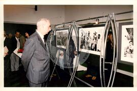 Lançamento da Exposição "Terra" (São Paulo (Estado), 10 abr. 1997) [fotografia] / Fotógrafo(a) : Douglas Mansur. -- Ref.: BR-SPMST_MST-SN-CIN_AMP_001030-008170-ELF.