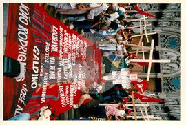 Mobilização (São Paulo-SP, 17 abr. 1988) [fotografia] / Fotógrafo(a) : Douglas Mansur. -- Ref.: BR-SPMST_MST-SN-CIN_AMP_000372-001819-AMT.