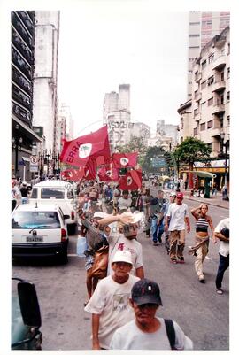 Marcha Sem Terra contra a prisão de 6 trabalhadores (São Paulo-SP, mar. 2000) [fotografia] / Fotógrafo(a) : Joaquim Duarte. -- Ref.: BR-SPMST_MST-SN-CIN_AMP_001426-011542-MAC.