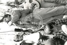 Protesto contra a violência da PM na "Fazenda Annoni" (Rio Grande do Sul, 19 out. 1986) [fotografia] / Fotógrafo(a) : Jussara Veron. -- Ref.: BR-SPMST_MST-SN-CIN_AMP_000454-002637-AMT.