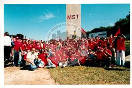 Inauguração do Monumento em homenagem a Antônio Tavares Pereira (Curitiba-PR, 01 mai. 2001) [fotografia] / Fotógrafo(a) : Douglas Mansur. -- Ref.: BR-SPMST_MST-SN-CIN_AMP_001028-008137-ELF.