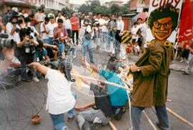 Viagem de Joelson, Ênio e João Pedro (Ásia, 1996) [fotografia] / Fotógrafo(a) : Lito Ocampo. -- Ref.: BR-SPMST_MST-SN-CIN_AMP_001137-009475-RIT.