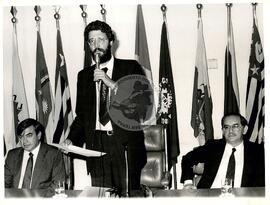 Posse de Dante de Oliveira no Ministerio da Reforma e Desenvolvimento Agrário (Distrito Federal (Brasil), 29 mai. 1985) [fotografia] / Fotógrafo(a) : Leandro Abreu. -- Ref.: BR-SPMST_MST-SN-CIN_AMP_000645-003649-ARV.