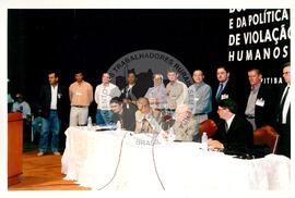 Tribunal Internacional dos Crimes do Latifúndio e da Política Governamental de Violação dos Direitos Humanos (Curitiba-PR, 02 mai. 2001) [fotografia] / Fotógrafo(a) : Douglas Mansur. -- Ref.: BR-SPMST_MST-SN-CIN_AMP_000135-001019-ACS.