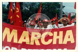 Chegada da Marcha Nacional à Brasília (Brasília-DF, fev. 1997) [fotografia] / Fotógrafo(a) : Douglas Mansur ; Paulo P. Lima. -- Ref.: BR-SPMST_MST-SN-CIN_AMP_001397-011016-MAC.