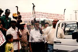 Ato público em frente ao Palácio das Esmeraldas (Goiânia-GO, 10 abr.) [fotografia] / Fotógrafo(a) : Christiane Campos. -- Ref.: BR-SPMST_MST-SN-CIN_AMP_000597-003425-AMT.