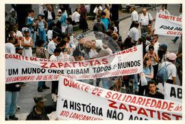 Mobilização (São Paulo-SP, 17 abr. 1988) [fotografia] / Fotógrafo(a) : Douglas Mansur. -- Ref.: BR-SPMST_MST-SN-CIN_AMP_000372-001839-AMT.