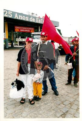 Inauguração do Monumento em homenagem a Antônio Tavares Pereira (Curitiba-PR, 01 mai. 2001) [fotografia] / Fotógrafo(a) : Douglas Mansur. -- Ref.: BR-SPMST_MST-SN-CIN_AMP_001027-008094-ELF.
