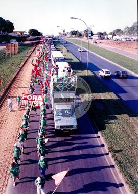 Chegada da Marcha Popular à Brasília (Brasília-DF, 07 out. 1999) [fotografia] / Fotógrafo(a) : Douglas Mansur. -- Ref.: BR-SPMST_MST-SN-CIN_AMP_001396-011010-MAC.
