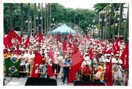Mobilização para Marcha das Mulheres do acampamento "Terra sem males" do MST na Praça da Sé (São Paulo-SP, 08 mar. 2002) [fotografia] / Fotógrafo(a) : Arquivo MST. -- Ref.: BR-SPMST_MST-SN-CIN_AMP_000399-002260-AMT.