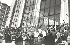 Mobilização do MST no Ministério do Trabalho (Rio Grande do Sul, [sem data]) [fotografia] / Fotógrafo(a) : Débora Lerrer. -- Ref.: BR-SPMST_MST-SN-CIN_AMP_000475-002777-AMT.