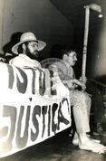 Celebração na Assembleia Legislativa- Protesto contra a violência da PM (Rio Grande do Sul, out. 1986) [fotografia] / Fotógrafo(a) : Karine Emerich. -- Ref.: BR-SPMST_MST-SN-CIN_AMP_000455-002664-AMT.