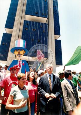 Chegada da Marcha Popular à Brasília (Brasília-DF, 07 out. 1999) [fotografia] / Fotógrafo(a) : Douglas Mansur. -- Ref.: BR-SPMST_MST-SN-CIN_AMP_001396-011009-MAC.