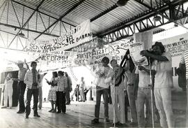 Concentração de 12 mil lavradores pela Reforma Agrária (Registro-SP, 25 ago. 1985) [fotografia] / Fotógrafo(a) : Regina Vilela. -- Ref.: BR-SPMST_MST-SN-CIN_AMP_000361-001741-AMT.