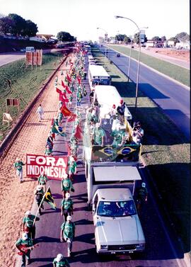 Chegada da Marcha Popular à Brasília (Brasília-DF, 07 out. 1999) [fotografia] / Fotógrafo(a) : Douglas Mansur. -- Ref.: BR-SPMST_MST-SN-CIN_AMP_001395-010944-MAC.