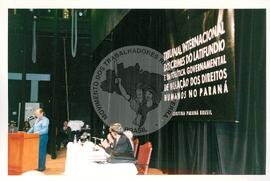 Tribunal Internacional dos Crimes do Latifúndio e da Política Governamental de Violação dos Direitos Humanos (Curitiba-PR, 02 mai. 2001) [fotografia] / Fotógrafo(a) : Douglas Mansur. -- Ref.: BR-SPMST_MST-SN-CIN_AMP_000134-000942-ACS.