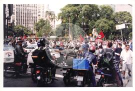 Marcha Sem Terra contra a prisão de 6 trabalhadores (São Paulo-SP, mar. 2000) [fotografia] / Fotógrafo(a) : Joaquim Duarte. -- Ref.: BR-SPMST_MST-SN-CIN_AMP_001426-011549-MAC.
