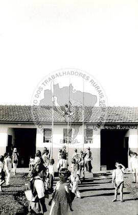 Escola em assentamento (Santa Catarina, 1997) [fotografia] / Fotógrafo(a) : Arquivo MST. -- Ref.: BR-SPMST_MST-SN-CIN_AMP_000887-006233-EDU.