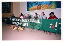 Conferência Internacional da Via Campesina, 4a (Itaci-SP, 14 jul. 2004) [fotografia] / Fotógrafo(a) : Douglas Mansur. -- Ref.: BR-SPMST_MST-SN-CIN_AMP_001164-010222-RIT.