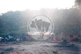 Assentamento "Justino" do MST - construção civil (Santa Catarina, [sem data]) [fotografia] / Fotógrafo(a) : Arquivo MST. -- Ref.: BR-SPMST_MST-SN-CIN_AMP_000203-001512-ASS.