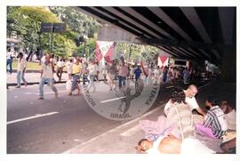 Marcha Sem Terra contra a prisão de 6 trabalhadores (São Paulo-SP, mar. 2000) [fotografia] / Fotógrafo(a) : Joaquim Duarte. -- Ref.: BR-SPMST_MST-SN-CIN_AMP_001426-011577-MAC.