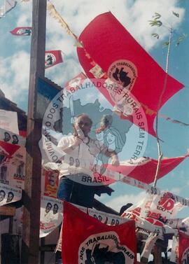 Assentamento "4045" do MST (Bahia, [sem data]) [fotografia] / Fotógrafo(a) : Juan Pezzeto. -- Ref.: BR-SPMST_MST-SN-CIN_AMP_000314-001533-ASS.