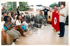Semana Nacional de Cultura Brasileira e Reforma Agrária (Rio de Janeiro-RJ, 18 mar. 2002) [fotografia] / Fotógrafo(a) : João Laet. -- Ref.: BR-SPMST_MST-SN-CIN_AMP_001818-013489-NDT.