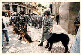 Mobilização (São Paulo-SP, 17 abr. 1988) [fotografia] / Fotógrafo(a) : Douglas Mansur. -- Ref.: BR-SPMST_MST-SN-CIN_AMP_000372-001825-AMT.