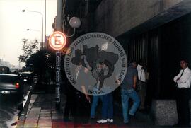 Embaixada brasileira no julgamento de José Rainha (Argentina, 1999) [fotografia] / Fotógrafo(a) : Carlos Calvo. -- Ref.: BR-SPMST_MST-SN-CIN_AMP_001091-008806-RIT.