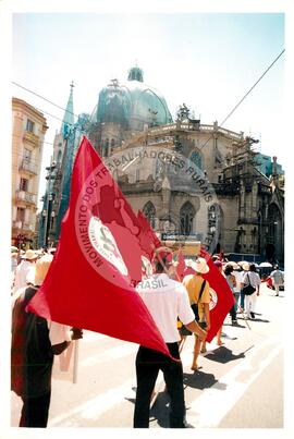 Mobilização para Marcha das Mulheres do acampamento "Terra sem males" do MST na Praça da Sé (São Paulo-SP, 08 mar. 2002) [fotografia] / Fotógrafo(a) : Arquivo MST. -- Ref.: BR-SPMST_MST-SN-CIN_AMP_000399-002278-AMT.