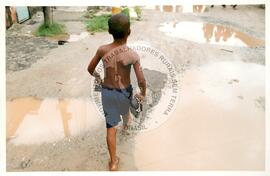 Semana Nacional de Cultura Brasileira e Reforma Agrária (Rio de Janeiro-RJ, 18 mar. 2002) [fotografia] / Fotógrafo(a) : João Laet. -- Ref.: BR-SPMST_MST-SN-CIN_AMP_001817-013438-NDT.