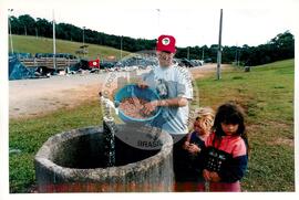 Acampamento "Parque Tropeiro" do MST (Curitiba-PR, 02 mai. 2001) [fotografia] / Fotógrafo(a) : Douglas Mansur. -- Ref.: BR-SPMST_MST-SN-CIN_AMP_000075-000625-ACP.