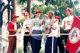 Chegada da Marcha Nacional à Brasília (Brasília-DF, fev. 1997) [fotografia] / Fotógrafo(a) : Douglas Mansur ; Paulo P. Lima. -- Ref.: BR-SPMST_MST-SN-CIN_AMP_001397-011029-MAC.