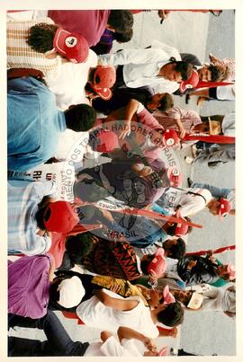 Mobilização (São Paulo-SP, 17 abr. 1988) [fotografia] / Fotógrafo(a) : Douglas Mansur. -- Ref.: BR-SPMST_MST-SN-CIN_AMP_000373-001890-AMT.