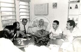 Membros da Executiva Nacional reunidos com Simão Jatene (São Paulo (Estado), [sem data]) [fotografia] / Fotógrafo(a) : Regina Vilela. -- Ref.: BR-SPMST_MST-SN-CIN_AMP_000678-003844-ARV.