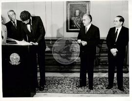 Posse de Dante de Oliveira no Ministerio da Reforma e Desenvolvimento Agrário (Distrito Federal (Brasil), 29 mai. 1985) [fotografia] / Fotógrafo(a) : Leandro Abreu. -- Ref.: BR-SPMST_MST-SN-CIN_AMP_000645-003654-ARV.