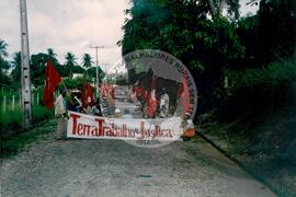Ato em prol da reforma agrária e contra a violência no campo (Alagoas, 05 dez. 1995) [fotografia] / Fotógrafo(a) : Arquivo MST. -- Ref.: BR-SPMST_MST-SN-CIN_AMP_000496-002875-AMT.