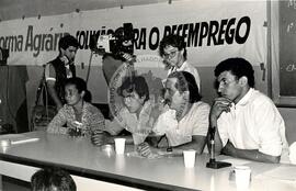 Entrevista coletiva com José Saramargo, Sebastião Salgado e Chico Buarque no "Espaço Urbano de Cinema" (São Paulo (Estado), 12 abr. 1997) [fotografia] / Fotógrafo(a) : Douglas Mansur. -- Ref.: BR-SPMST_MST-SN-CIN_AMP_000701-004175-ARV.