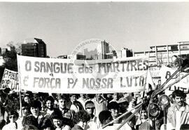 Manifestação em frente ao INCRA no Dia do Trabalhador Rural (Porto Alegre-RS, 27 jul. 1986) [fotografia] / Fotógrafo(a) : Karine Emerich. -- Ref.: BR-SPMST_MST-SN-CIN_AMP_000451-002591-AMT.