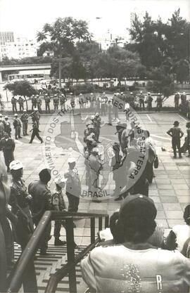 Ocupação Ministério da Agricultura (Rio Grande do Sul, jan. 1996) [fotografia] / Fotógrafo(a) : Débora Lerrer. -- Ref.: BR-SPMST_MST-SN-CIN_AMP_001856-014125-OCU.