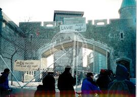 Protesto (Quebec (Canadá), 21 abr. 2001) [fotografia] / Fotógrafo(a) : Maísa Mendonça. -- Ref.: BR-SPMST_MST-SN-CIN_AMP_001057-008573-RIT.